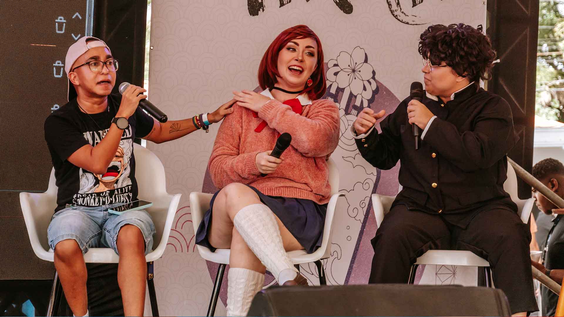 Criança olhando através de um microscópio em um evento de ciência